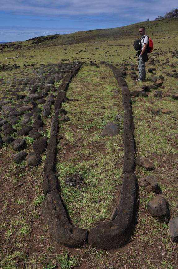 Resquícios de habitação da antiga civilização que habitava a Ilha de Páscoa, no sul do Oceano Pacífico